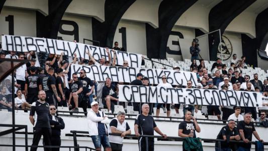Фенове на белите: Дядо Венци, махай се от Славия Фенове на белите: Дядо Венци, махай се от Славия