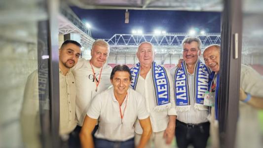 Любопитна снимка: Юноша на Левски се щракна в официалния магазин на ЦСКА Любопитна снимка: Юноша на Левски се щракна в официалния магазин на ЦСКА