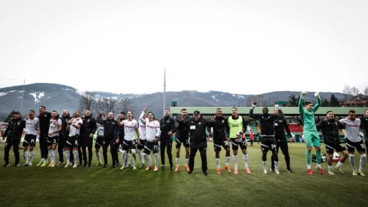 ЦСКА се пошегува с Цветомир Найденов след победата в Бистрица ЦСКА се пошегува с Цветомир Найденов след победата в Бистрица