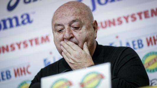 Сагата продължава: Венци Стефанов отново призова ултрасите да намерят купувач за Славия Сагата продължава: Венци Стефанов отново призова ултрасите да намерят купувач за Славия